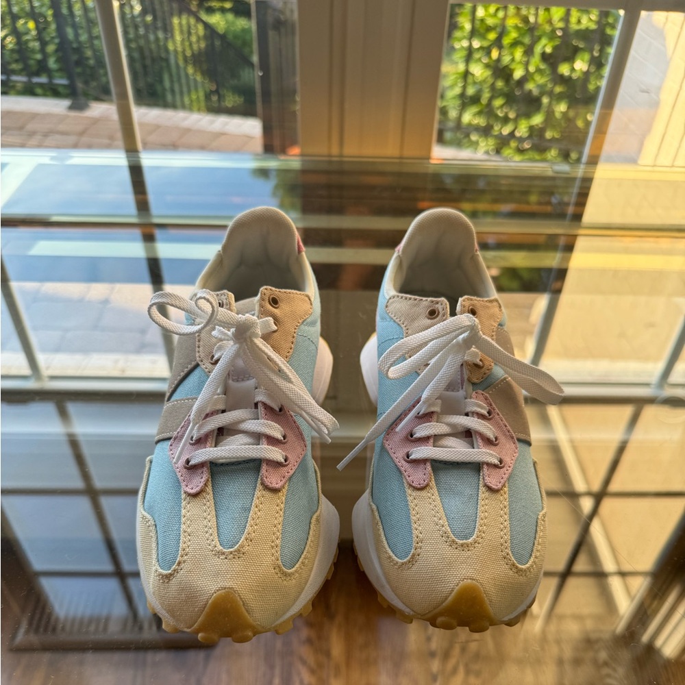 These are extremely stylish New Balance 327.